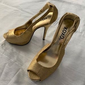 XOXO Nancy Gold Heels, NEVER WORN!